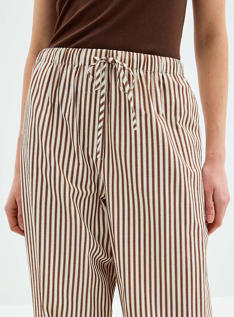 Grace & Mila: Le pantalon seersucker &agrave; rayures <b>Coupe : jambe large, taille haute</b> Brun pour femme