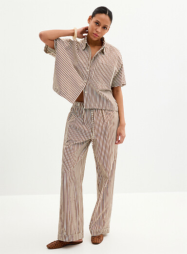 La chemise ample seersucker &agrave; rayures caf&eacute;