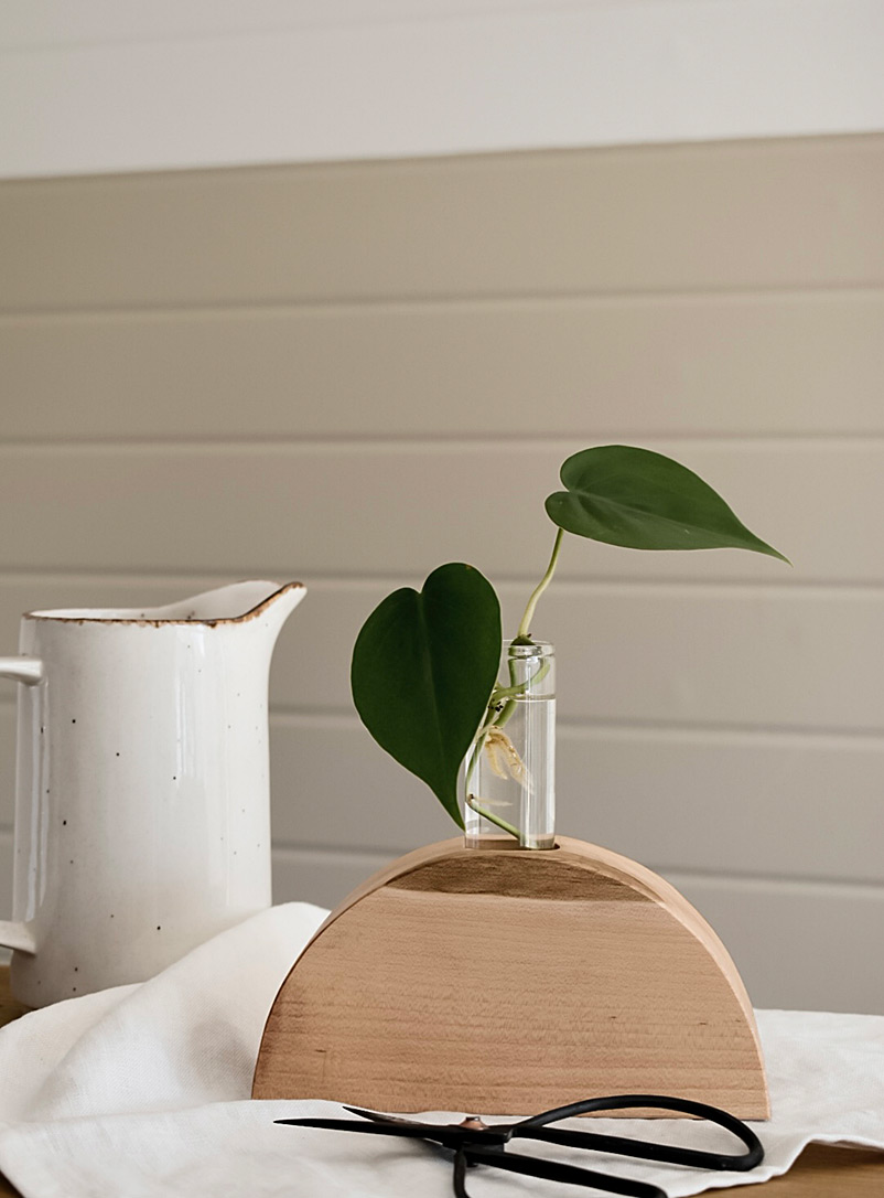 Noir et Bois: Le vase en bois recyclé Flora 20,25 cm de hauteur Brun pâle