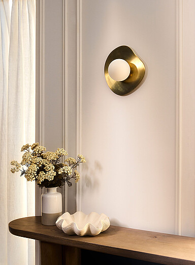 Le luminaire asym&eacute;trique Nopal laiton