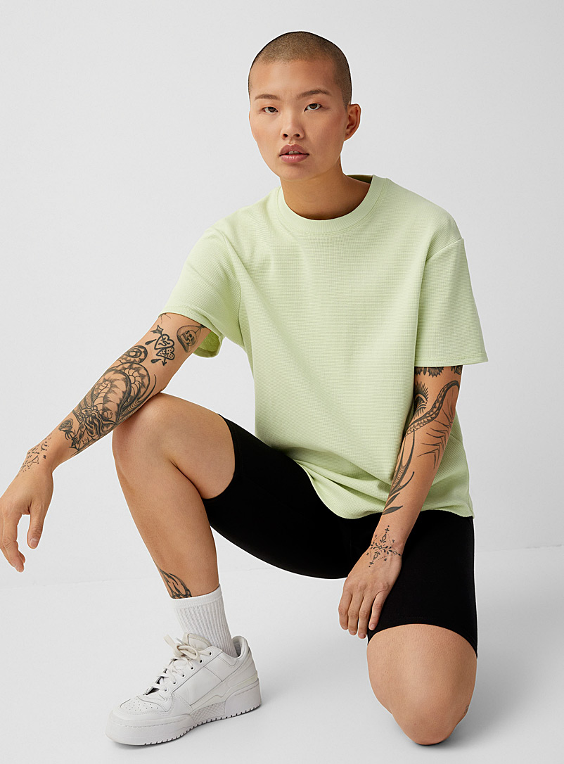 Twik: Le t-shirt ample gaufré Vert pâle-lime pour femme