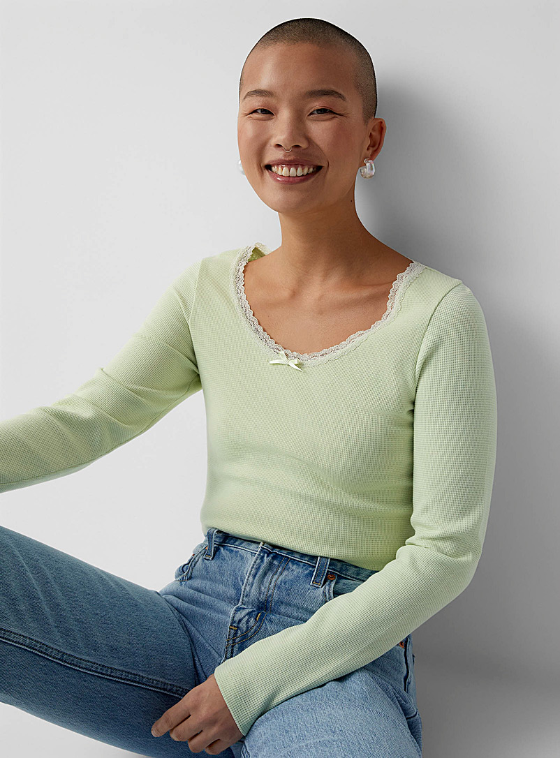 Twik: Le t-shirt gaufré col dentelle Vert pâle-lime pour femme