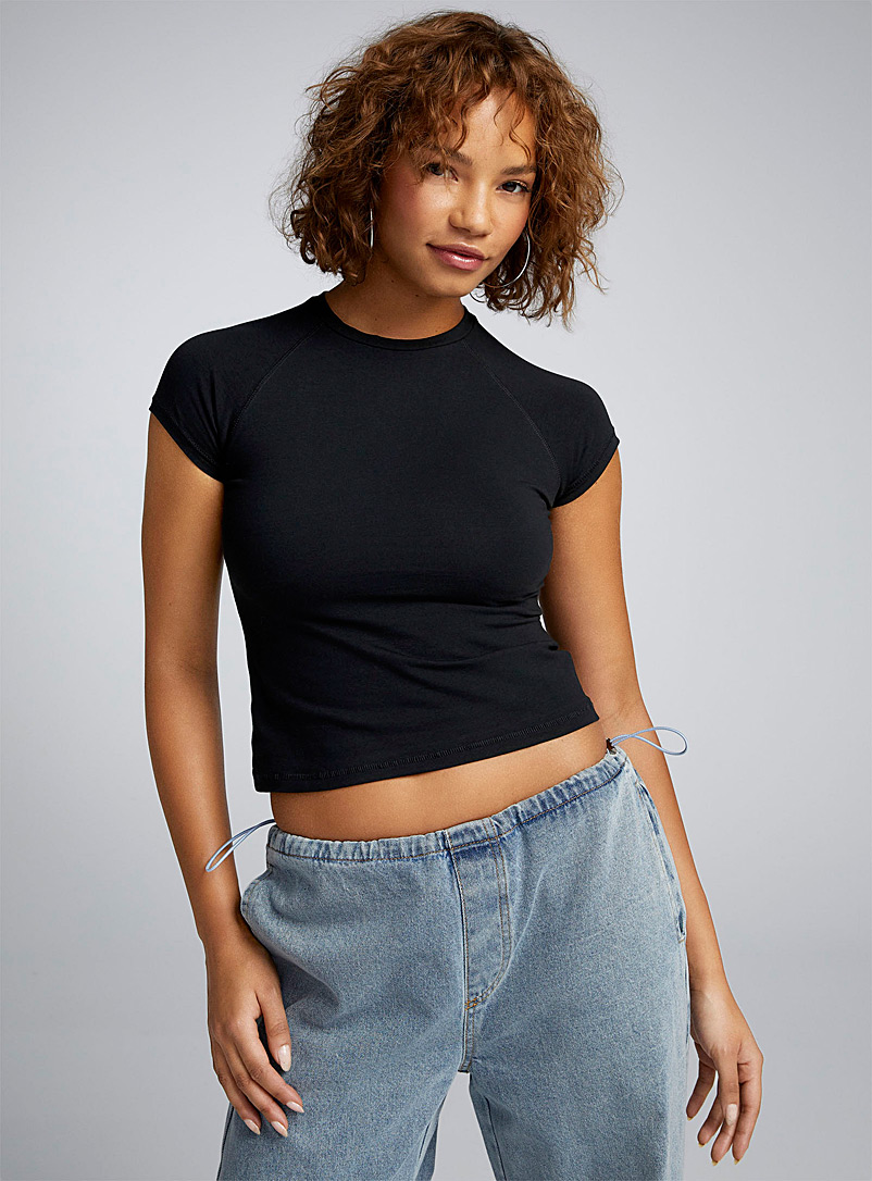 Twik: Le t-shirt court raglan Noir pour femme