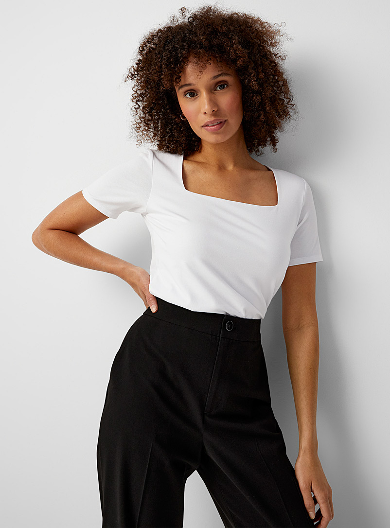 Contemporaine: Le t-shirt doux col carré Blanc pour femme