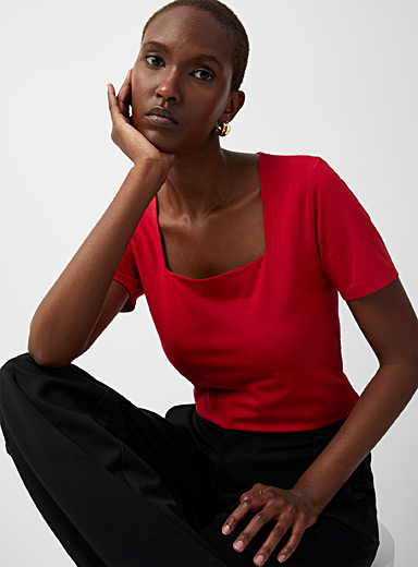 Contemporaine: Le t-shirt doux col carré Rouge pour femme