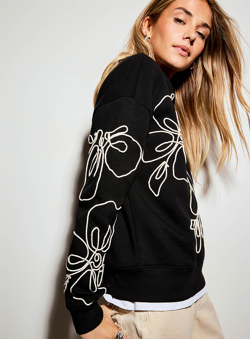 Ic&ocirc;ne Black Embossed flowers sweatshirt for women