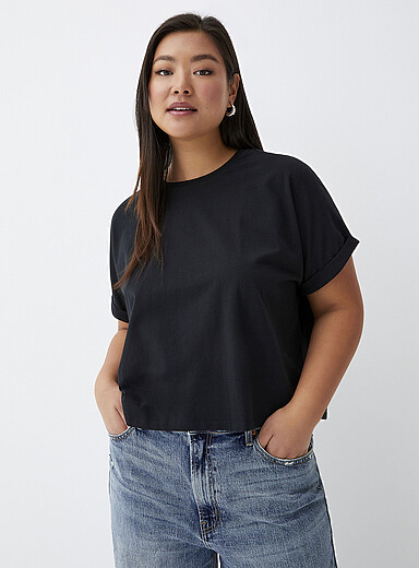 Le t-shirt carr&eacute; manches roulott&eacute;es