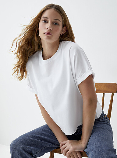 Le t-shirt carr&eacute; manches roulott&eacute;es
