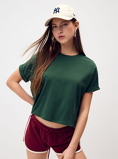 Twik: Le t-shirt carr&eacute; manches roulott&eacute;es Vert fonc&eacute; - Mousse pour femme