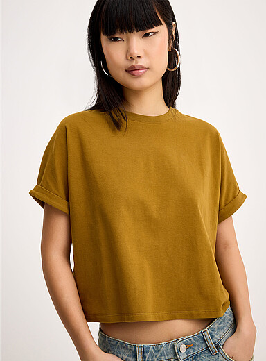 Le t-shirt carr&eacute; manches roulott&eacute;es