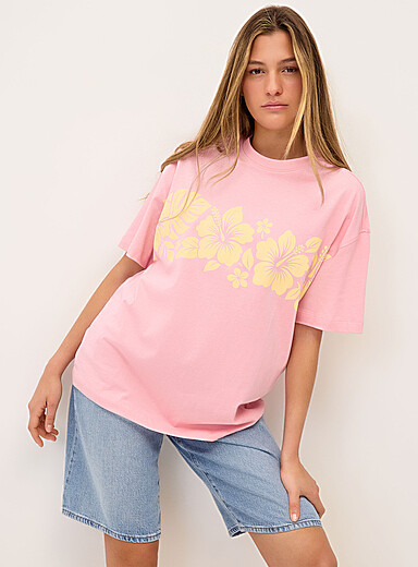 Twik: Le t-shirt ample imprim&eacute; graphique Rose p&acirc;le pour femme