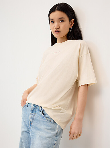 Twik: Le t-shirt ample imprim&eacute; graphique Rose p&acirc;le pour femme