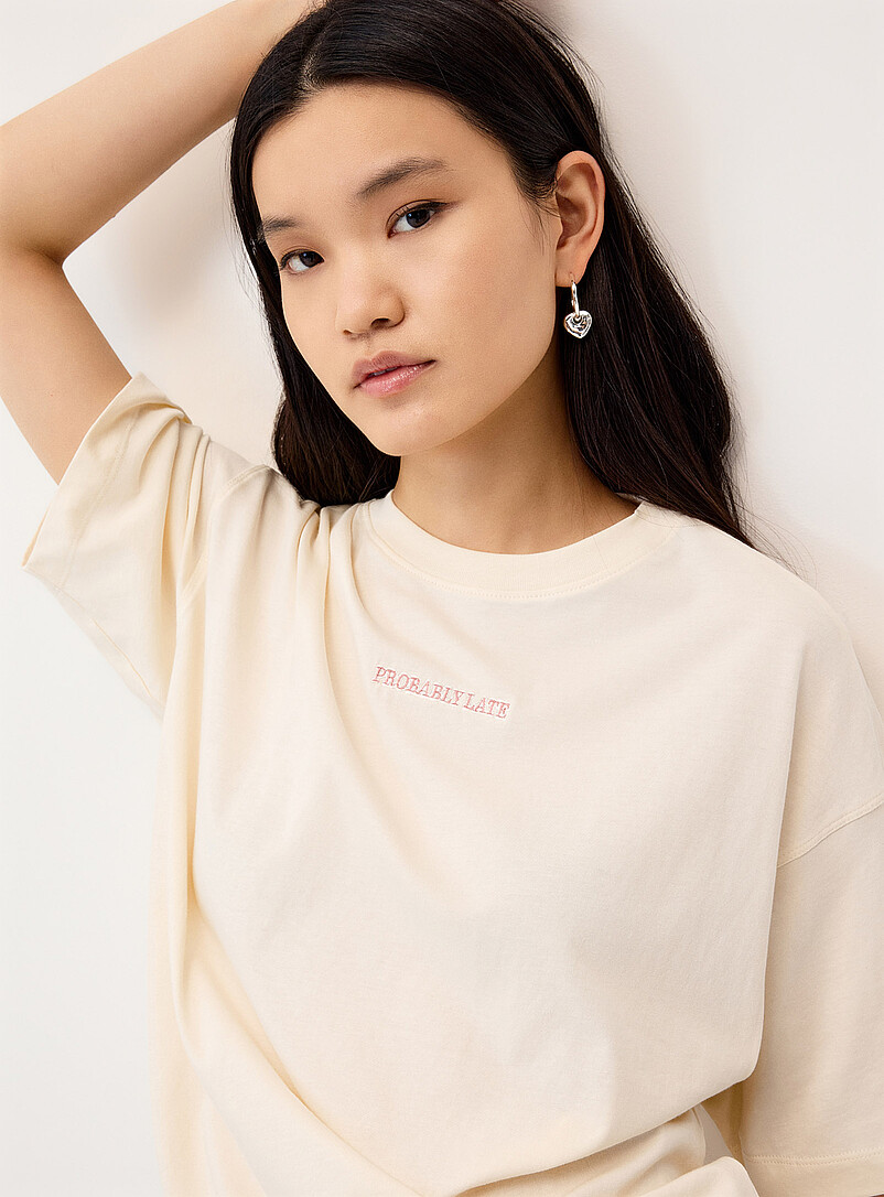 Twik: Le t-shirt ample imprim&eacute; graphique Ivoire - Beige cr&egrave;me pour femme