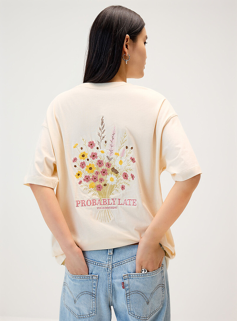 Twik: Le t-shirt ample imprim&eacute; graphique Ivoire - Beige cr&egrave;me pour femme