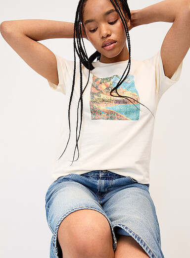 Twik: Le t-shirt imprim&eacute; <b>Coupe d&eacute;contract&eacute;e</b> Beige - Gr&egrave;ge pour femme