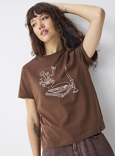 Twik: Le t-shirt imprim&eacute; <b>Coupe d&eacute;contract&eacute;e</b> Brun pour femme