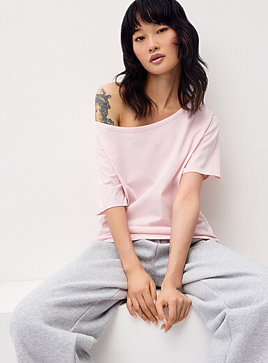 Le t-shirt col d&eacute;gag&eacute; Coupe d&eacute;contract&eacute;e
