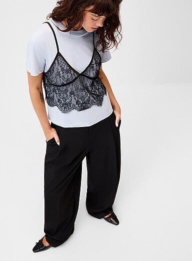Le t-shirt effet superposition camisole dentelle