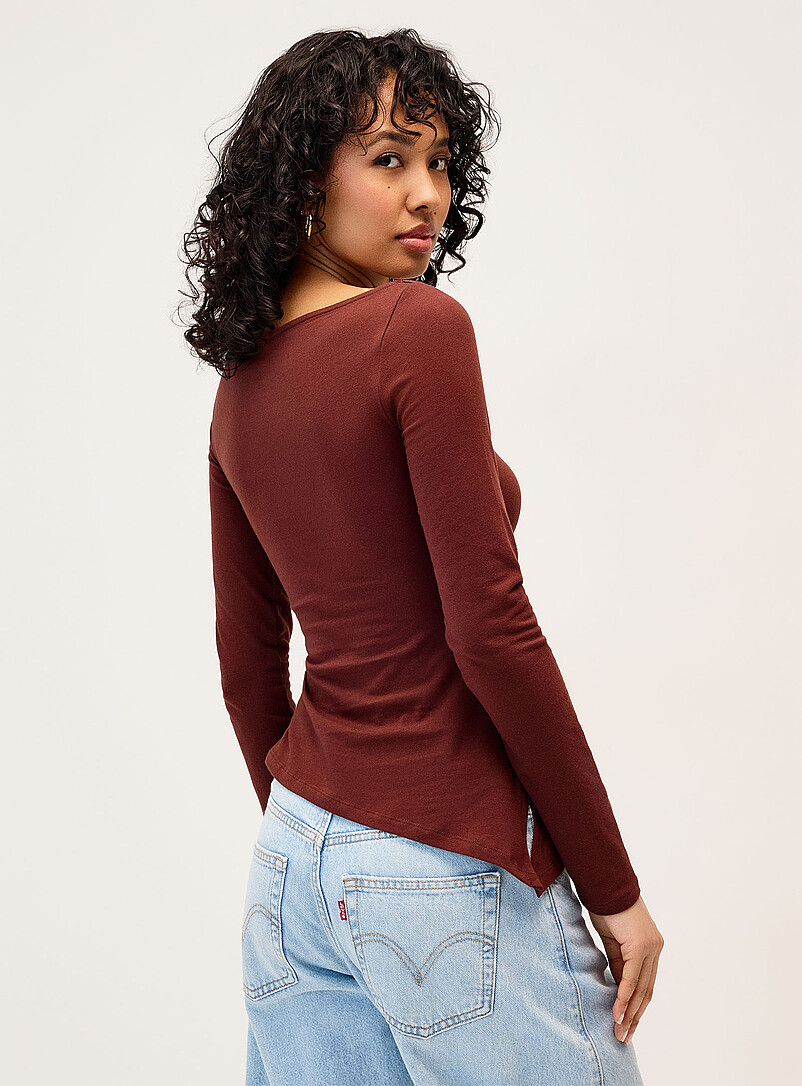 Twik: Le t-shirt col bateau finition asym&eacute;trique Brun pour femme