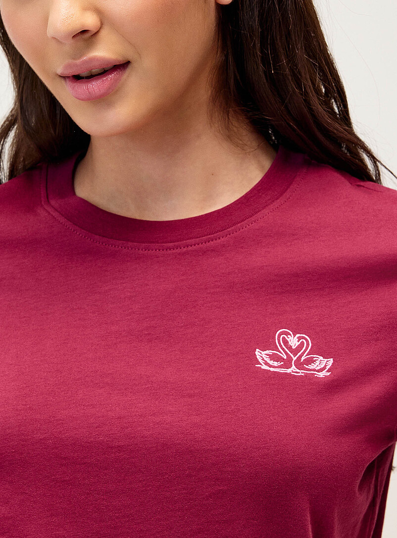 Twik: Le t-shirt petite broderie <b>Coupe d&eacute;contract&eacute;e</b> Rouge framboise - Cerise pour femme