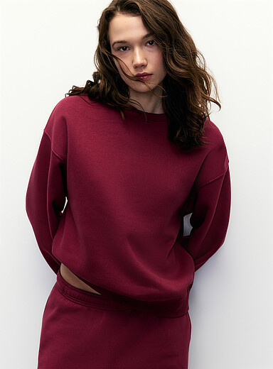 Le sweat molleton col rond <b>Coupe d&eacute;contract&eacute;e</b>