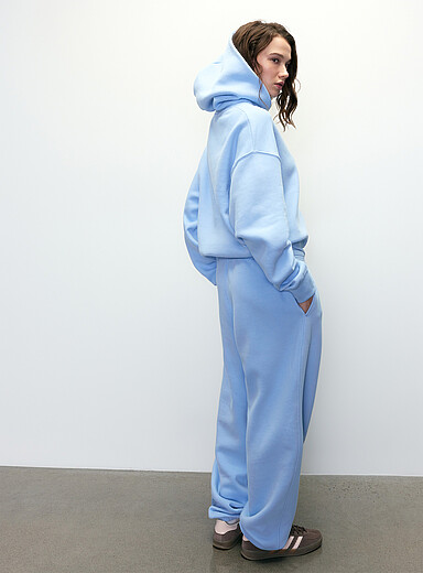 Le sweat &agrave; capuche molleton <b>Coupe d&eacute;contract&eacute;e</b>