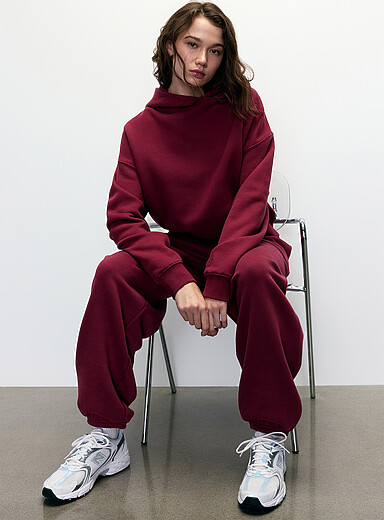 Le sweat &agrave; capuche molleton <b>Coupe d&eacute;contract&eacute;e</b>