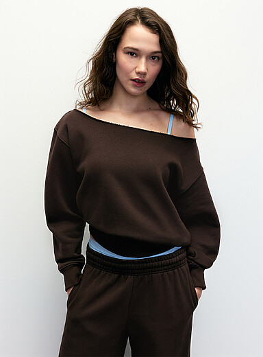 Twik: Le sweat molleton &eacute;paules nues <b>Coupe d&eacute;contract&eacute;e</b> Chocolat - Espresso pour femme