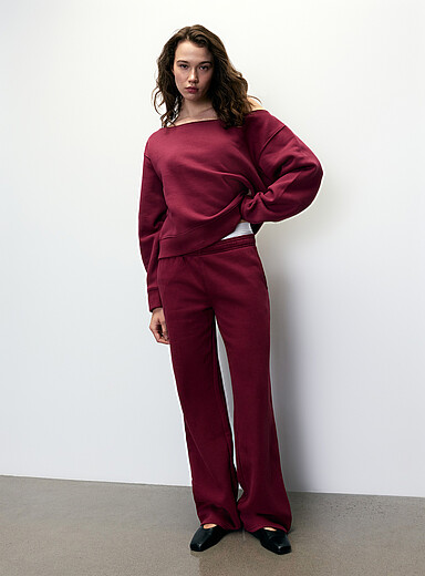 Twik: Le sweat molleton &eacute;paules nues <b>Coupe d&eacute;contract&eacute;e</b> Rouge framboise - Cerise pour femme