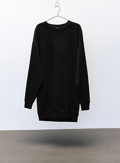 Twik: La robe molleton col rond <b>Coupe d&eacute;contract&eacute;e</b> Noir pour femme