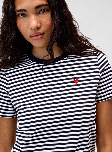 Le t-shirt ray&eacute; petite broderie <b>Coupe d&eacute;contract&eacute;e</b>
