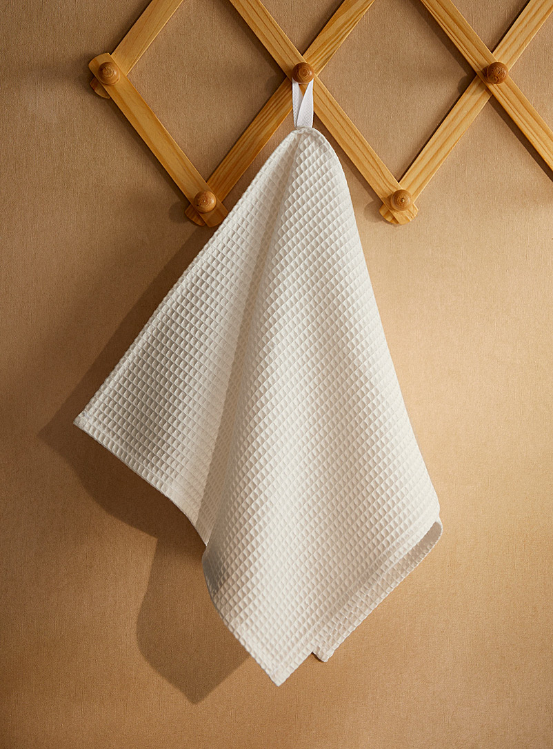 https://imagescdn.simons.ca/images/18670-10967-10-A1_2/waffled-hand-towels-set-of-2.jpg?__=3