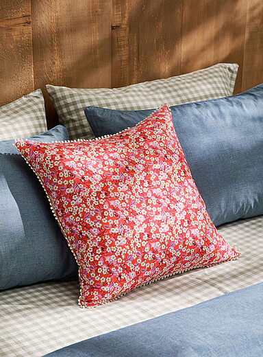 Le coussin fleurs de pommier bordure brod&eacute;e 51 x 51 cm