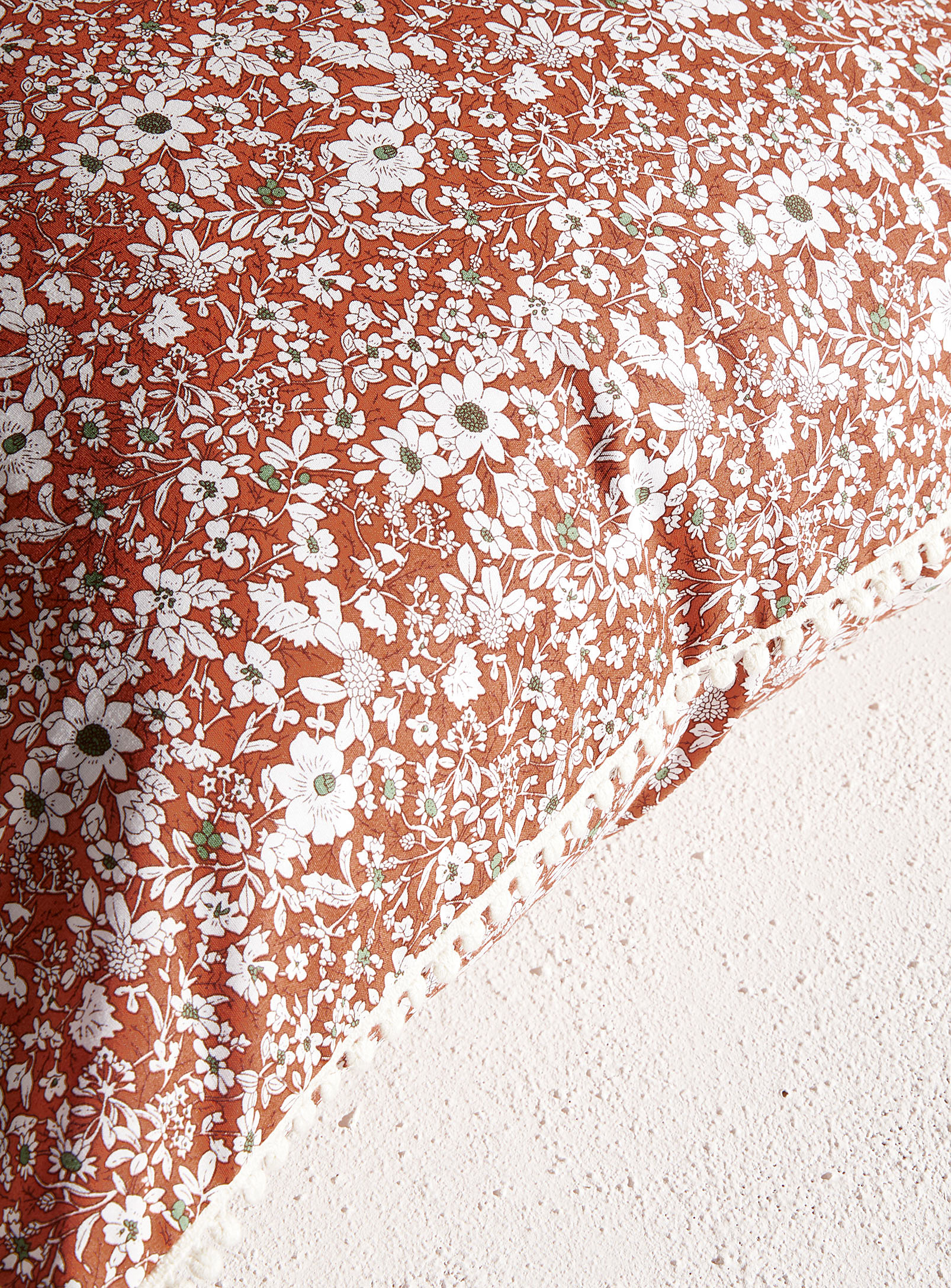 Casannita - La housse de coussin fleurs tracées bordure brodée 50,75 x 50,75 cm