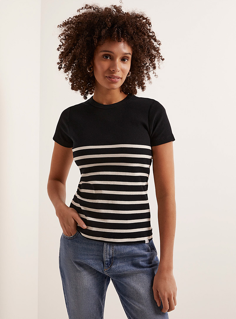PENN&INK: Le t-shirt côtelé rayures horizontales Noir à motifs pour femme