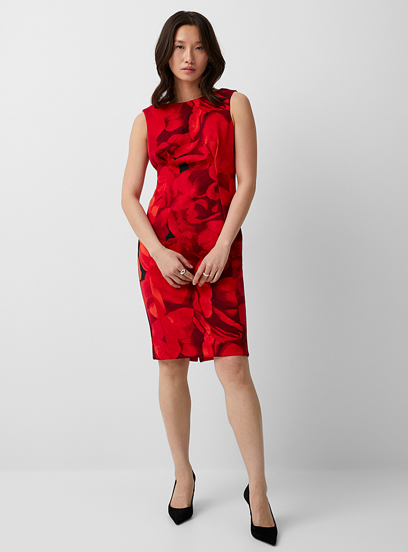 Calvin Klein: La robe fourreau bouquet écarlate Rouge à motifs pour femme