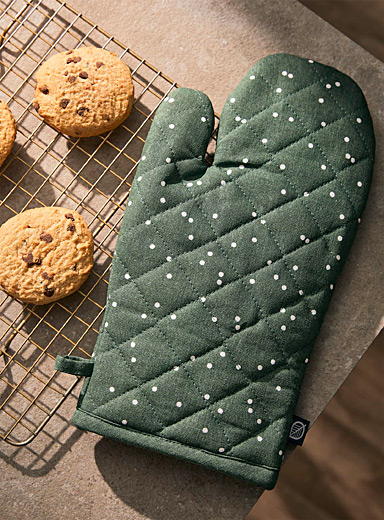 Polka dot oven mitt