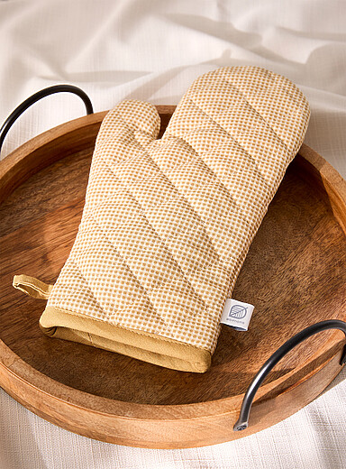 Seasonal gingham oven mitt