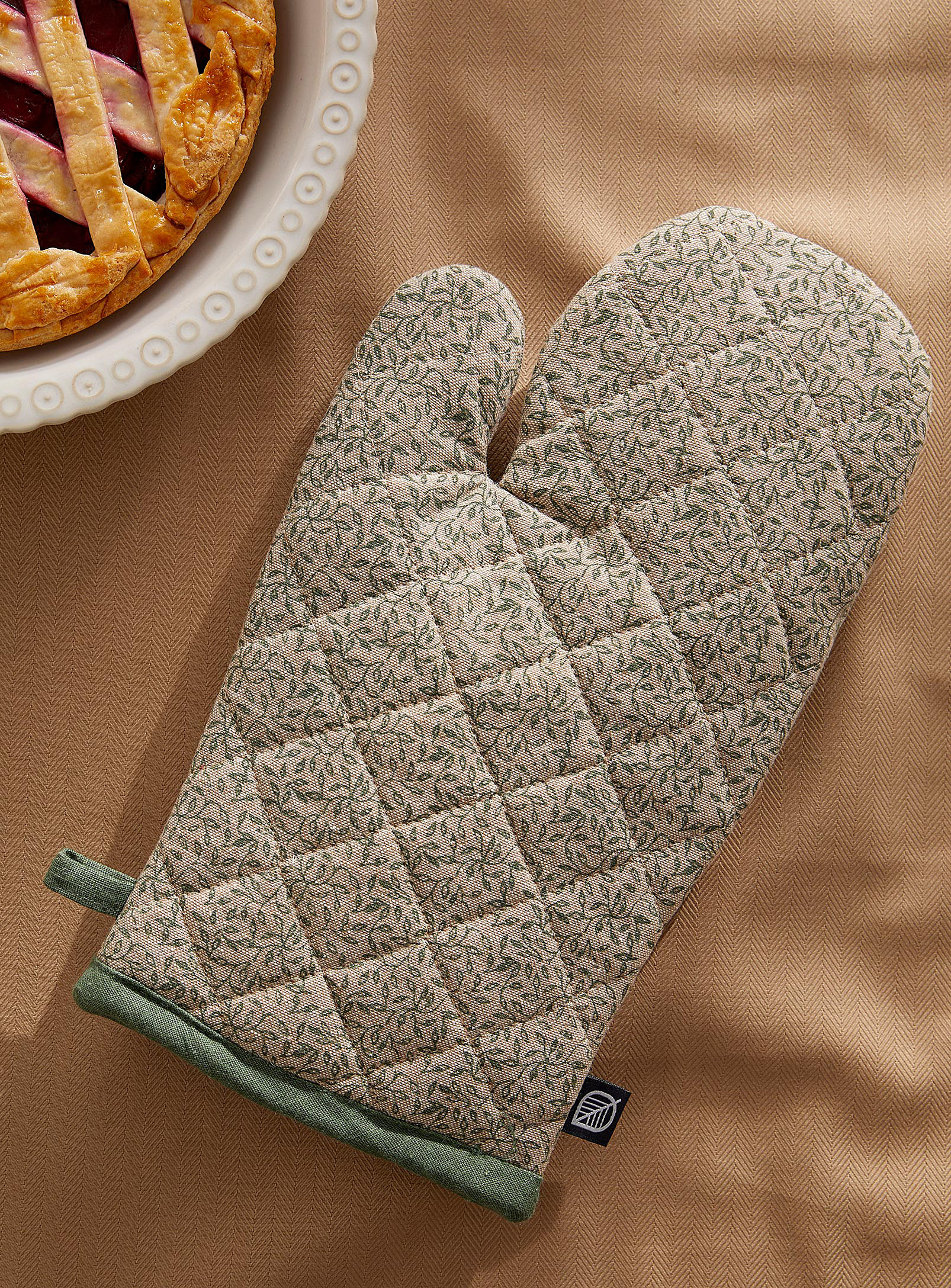 Simons Maison Contrasting Foliage Recycled Fibre Oven Mitt In Neutral