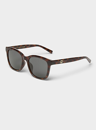 Les lunettes de soleil angulaires surdimensionn&eacute;es