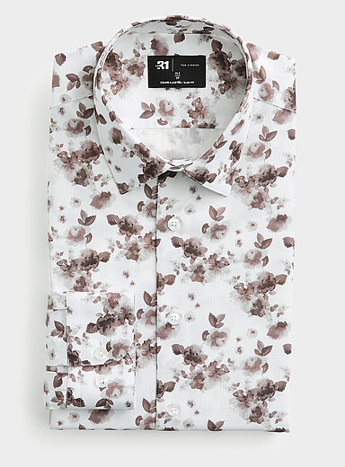 La chemise fleurs s&eacute;pia <b>Coupe ajust&eacute;e</b>