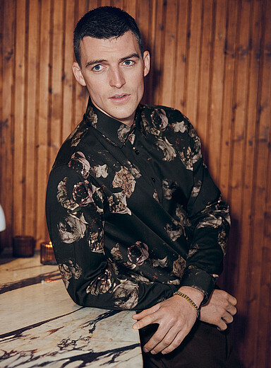 Le 31: La chemise roses assombries <b>Coupe confort</b> Noir &agrave; motifs pour homme
