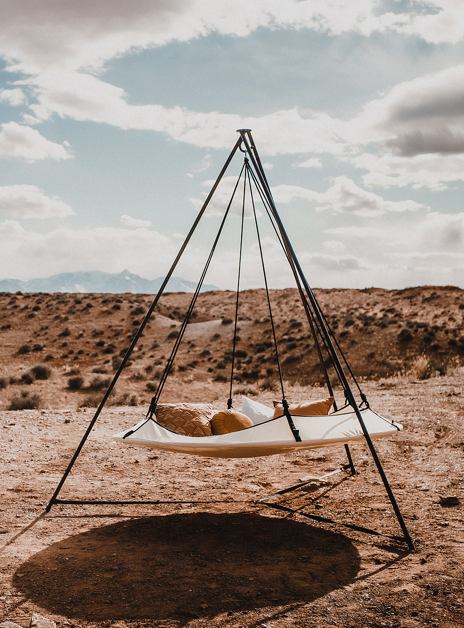 Hangout Pod Hanging Relaxation Pod In Ivory White