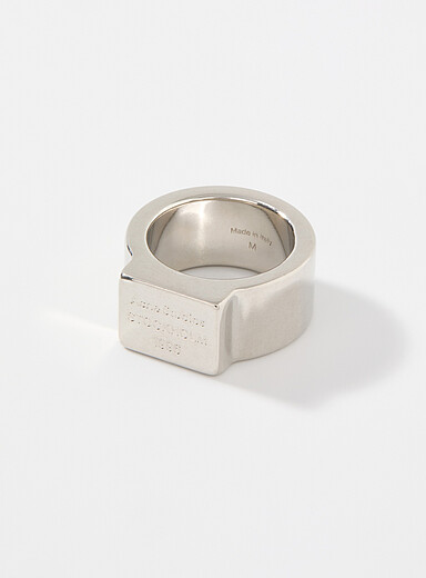 La bague carr&eacute;e &agrave; logo
