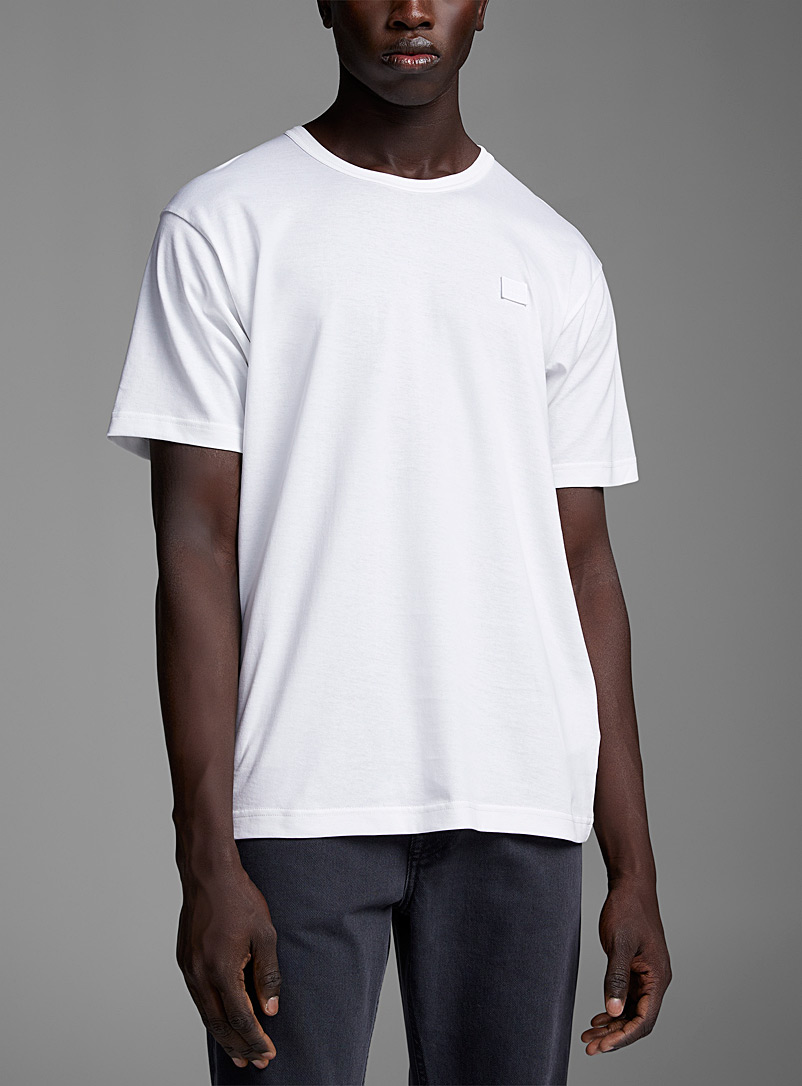 Acne Studios: Le t-shirt uni écusson Face Blanc pour homme