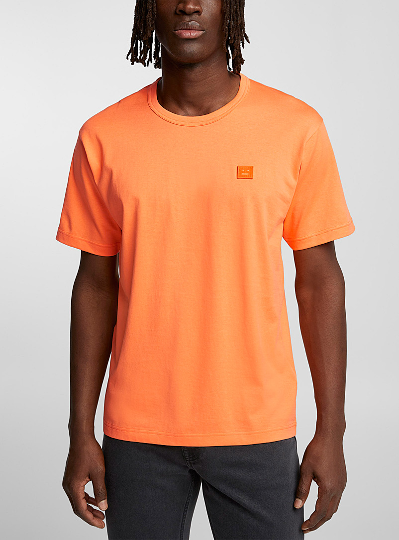 Acne Studios: Le t-shirt uni écusson Face Orange pour homme