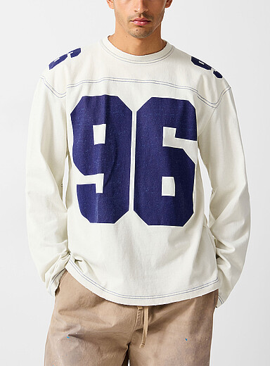 Acne Studios: Le t-shirt &agrave; manches longues style football Blanc cass&eacute; pour homme