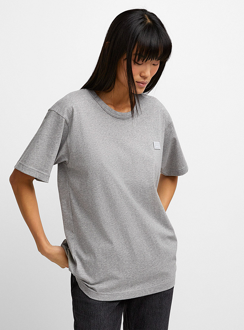 Acne Studios: Le t-shirt uni écusson Face Gris pâle pour femme