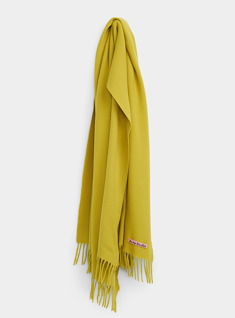 Acne Studios: L'écharpe colorée surdimensionnée à franges Jaune vif-canari pour femme