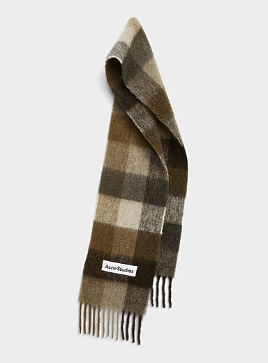 L'&eacute;charpe tartan &eacute;tiquette signature
